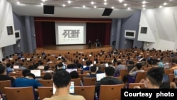 陈伟霖2021年于南台湾台南市的国立成功大学演讲,分享他独特的人生经历和生死观。(照片提供:陈伟霖)