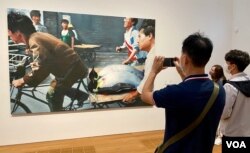 香港M+博物馆去年11月12日希克展厅开幕展览,展出中国艺术家王兴伟隐谕六四事件的画作《新北京》,当时吸引不少市民参观,至今年4月21日疫情下重新开放,《新北京》被撤换 (美国之音/汤惠芸)