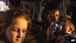 Mariupol မြို့ကနေ ကယ်ထုတ်လာပြီး Zaporizhzhia မြို့ကို ပို့ပေးထားတဲ့ ယူကရိန်း စစ်ဘေးဒုက္ခသည်မိသားစု (မေ ၃၊ ၂၀၂၂)