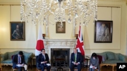 英国首相约翰逊在唐宁街10号与日本首相岸田文雄举行会谈。(美联社)