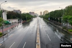 北京市朝阳区的一条大街因新冠疫情封路而空荡荡。(2022年4月27日)