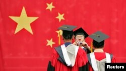 资料照:上海复旦大学的毕业生在毕业典礼上。