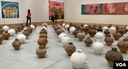 香港M+博物馆4月21日重新开放后,仍有展出中国异见艺术家艾未未隐谕历史不会被”洗白“的陶罐装置艺术《洗白》(美国之音/汤惠芸)