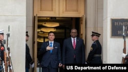 美防长奥斯汀在五角大楼会晤到访的日本防卫大臣岸信夫。(2022年5月4日)