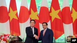 越南总理范明政在河内会晤到访的日本首相岸田文雄。(2022年5月1日)