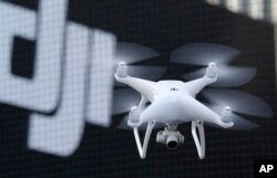 资料照:中国大疆无人机在东京表演飞行。(2016年3月3日)