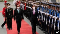 泰国总理巴育在曼谷陪同到访的日本首相岸田文雄检阅仪仗队。(2022年5月2日)