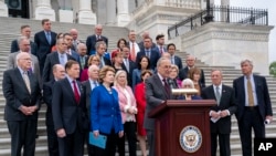 2022年5月3日,美国参议院多数党领袖舒默和其他民主党人在国会山对 Politico有关最高法院的意见草案表明大法官们可能准备推翻”罗诉韦德案“的新闻报道表示愤慨。(美联社)