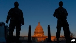资料照:美国国民警卫队驻守在首都华盛顿特区的国会山。(2021年3月21日)