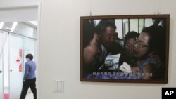 2014年1月7日,首尔韩国红十字会总部展示的一副2010年朝韩离散家庭团聚的图片。从2010年至今,团聚活动再也没有举行过。