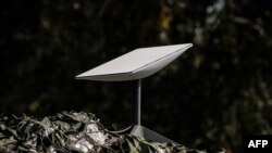 资料图片:这张照片拍摄于2022年9月25日,显示了美国科技亿万富翁埃隆·马斯克(Elon Musk)在哈尔科夫地区伊兹尤姆捐赠的Starlink卫星宽带系统的天线。(法新社)