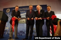 2008年8月,美中政要为美国驻华大使馆新建筑剪彩。从左到右:担任过美国驻华联络处主任和美国总统的老布什,美国总统小布什,美国大使雷德,中国副总理戴秉国