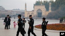 新疆喀什清真寺外巡逻的安保人员(2017年11月4日)
