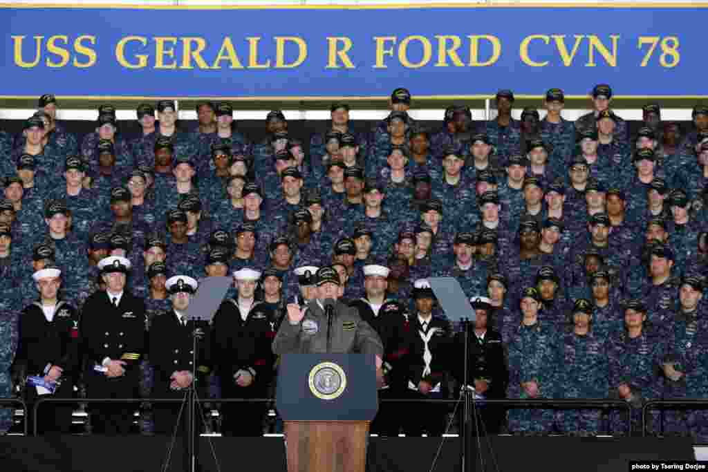 美国总统特朗普2017年3月2日登福特号超级航母并发表讲话 (美国海军照片)