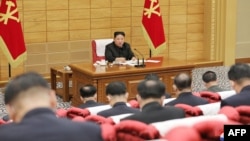 朝鲜领导人金正恩慰问朝中边境遭受洪灾的灾民,计划将他们带回平壤安置。图为2022年5月14日,金正恩参加朝鲜劳动党委员会会议。