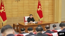 朝鲜官方媒体朝中社拍摄和发布的这张照片显示, ,2022年5月14日,朝鲜领导人金正恩参加朝鲜劳动党委员会会议,检查最大紧急措施的运行状态,以防止在新冠病毒疫情在平壤传播。