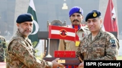 资料照片:巴基斯坦陆军中将法伊兹·哈米德(右)接管白沙瓦军团。(2021年11月23日)