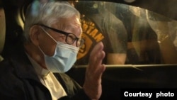 已经解散的“612人道支援基金”信托人,天主教香港教区荣休主教陈日君枢机被警方扣留了大约六个钟头后,已经获准保释离开警署。陈日君枢机在车内向外挥手致意。 (照片来源:美国之音粤语广播听众郑先生提供)