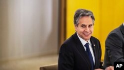 2022年5月23日,在东京与日本外相林芳正会面前的美国国务卿安东尼·布林肯。