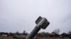 Фото: Ракета в житловому районі Дніпра, 12 квітня 2022 року. (AP Photo/Євген Малолетка)