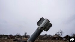 Фото: Ракета в житловому районі Дніпра, 12 квітня 2022 року. (AP Photo/Євген Малолетка)