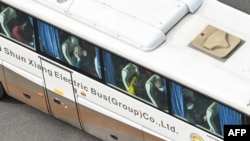 上海静安区居民乘坐大客车被从家中运走隔离。(2022年4月25日)