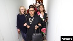 支持堕胎的美国众议员在参议院对堕胎权利法案进行表决前前往参议院对法案表示支持(2022年5月11日)