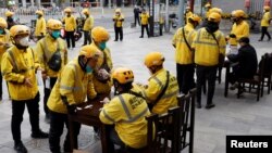 美团员工排队等候接受新冠病毒检测。(2022年5月9日)