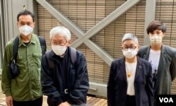 已停止运作的“612人道支援基金”4名信託人学者许宝强(左起)、天主教香港教区荣休主教陈日君枢机、大律师吴霭仪、歌手何韵诗,5月24日到西九龙裁判法院应讯。(照片来源:美国之音记者汤惠云)