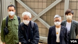 资料照片:已停止运作的”612人道支援基金”四名信托人学者许宝强(左起)、天主教香港教区荣休主教陈日君枢机、大律师吴霭仪、歌手何韵诗,5月24日到西九龙裁判法院应讯。 (美国之音汤惠云拍摄)