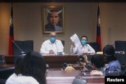 台湾人权工作者李明哲在妻子李净瑜陪同下开记者会讲述被中国大陆审判和监禁的经历。(2022年5月10日)