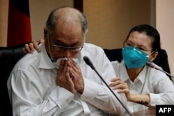 台湾人权工作者李明哲在妻子李净瑜陪同下召开记者会讲述被中国大陆审判和监禁5年的经历。(2022年5月10日)