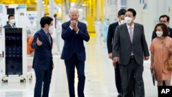 拜登总统5月20日抵达首尔后在韩国总统尹锡悦陪同下参观三星集团平泽半导体工厂。(美联社照)