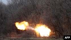 2022年4月12日,乌克兰炮兵炮轰卢甘斯克地区利先尚斯克附近前线的俄军阵地。