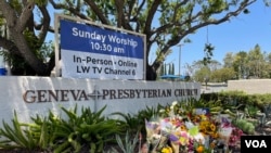 位于加州橙县尔湾的日内瓦长老会教堂在枪击案发生后有民众自动到现场放置花束,悼念事件中的受害者。(美国之音记者李逸华拍摄)