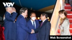 Thủ tướng Phạm Minh Chính đến sân bay quân sự Andrews, sáng sớm ngày 11/5/2022. Photo VOV.