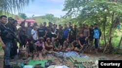 နှစ် ၃၀ ကျော် စစ်အစိုးရသိမ်းပိုက်ထားတဲ့ သေ့ဘောဘိုးစခန်းကို KNLA တပ်၊ KNDO တပ်နဲ့ PDF တပ်ဖွဲ့တို့ ပူးပေါင်းသိမ်းပိုက်ခဲ့ရာမှာ ဖမ်းဆီးရမိတဲ့ စစ်သုံ့ပန်း ၆ ဦးနဲ့ လက်နက်ခဲယမ်းများ။