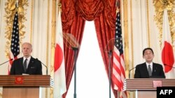 美国总统拜登星期一在东京会见日本首相岸田文雄后举行联合记者会。(2022年5月23日)
