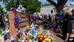 Prezidan Joe Biden ak premye dam Jill Biden vizite lekol prime Robb Elementary School pou rann omaj ak viktim yon fiziyad ki touye 19 timoun ak 2 pwofese, Dimanch 29 Me, 2022.