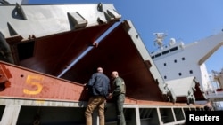 Архівне фото уряду України: 9 травня 2022 року президент Ради Європи Шарль Мішель та прем'єр-міністр україни Денис Шмигаль відвідали прорт Одеси. Ukrainian Governmental Press Service/Handout via REUTERS