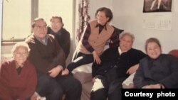 劫后余生的黄炎培子女:(左起)黄路、黄大能、黄素回、黄学潮、黄万里、黄小同。(黄万里研究基金)