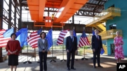 资料照:2022年9月29日,美国贸易代表戴琪(左一)、美商务部长雷蒙多(左二)、国务卿布林肯(中)、欧盟委员会执行副主席东布罗夫斯基斯(右二)与使欧洲适应数字时代的欧盟专员维斯塔格(右一)在匹兹堡举行美国-欧盟贸易与技术委员会会议的第一天拍全家照。(美联社)