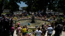 တက္ကဆက်မူလတန်းကျောင်း ပစ်ခတ်မှုမှာ သေဆုံးသူတွေအတွက် အောက်မေ့ဖွယ်ကျင်းပ တက္ကဆက်မူလတန်းကျောင်း ပစ်ခတ်မှုမှာ သေဆုံးသူတွေအတွက် အောက်မေ့ဖွယ်ကျင်းပ