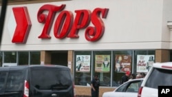 2022年5月14日,在纽约州布法罗市的一家超市,数人被枪杀。警方表示,他们已经拘留了一名嫌疑人。