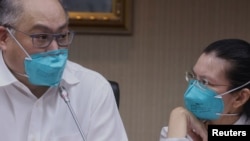 台湾人权工作者李明哲在妻子李净瑜陪同下2022年5月10日开记者会讲述被中国大陆审判和监禁的经历(路透社)