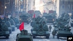 资料照片:俄罗斯自行火炮、坦克和军车沿街驶向红场,参加“胜利日”阅兵彩排。(2022年5月5日)