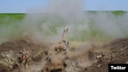 乌克兰国防部2022年5月13日在推特上发布的照片显示乌军使用美国提供的M777榴弹炮。