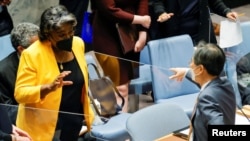 2022年5月11日,美国常驻联合国代表琳达·托马斯-格林菲尔德大使在安理会的一次会议之前在纽约联合国总部与韩国驻联合国大使吴俊交谈。(路透社)