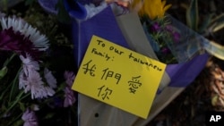 美国南加州基督长老会教堂前，人们给5月15日枪击案的死难者献花。（2022年5月16日）