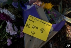 美国南加州尔湾台湾基督长老教会外人们哀悼枪击案死难者。(2022年5月16日)
